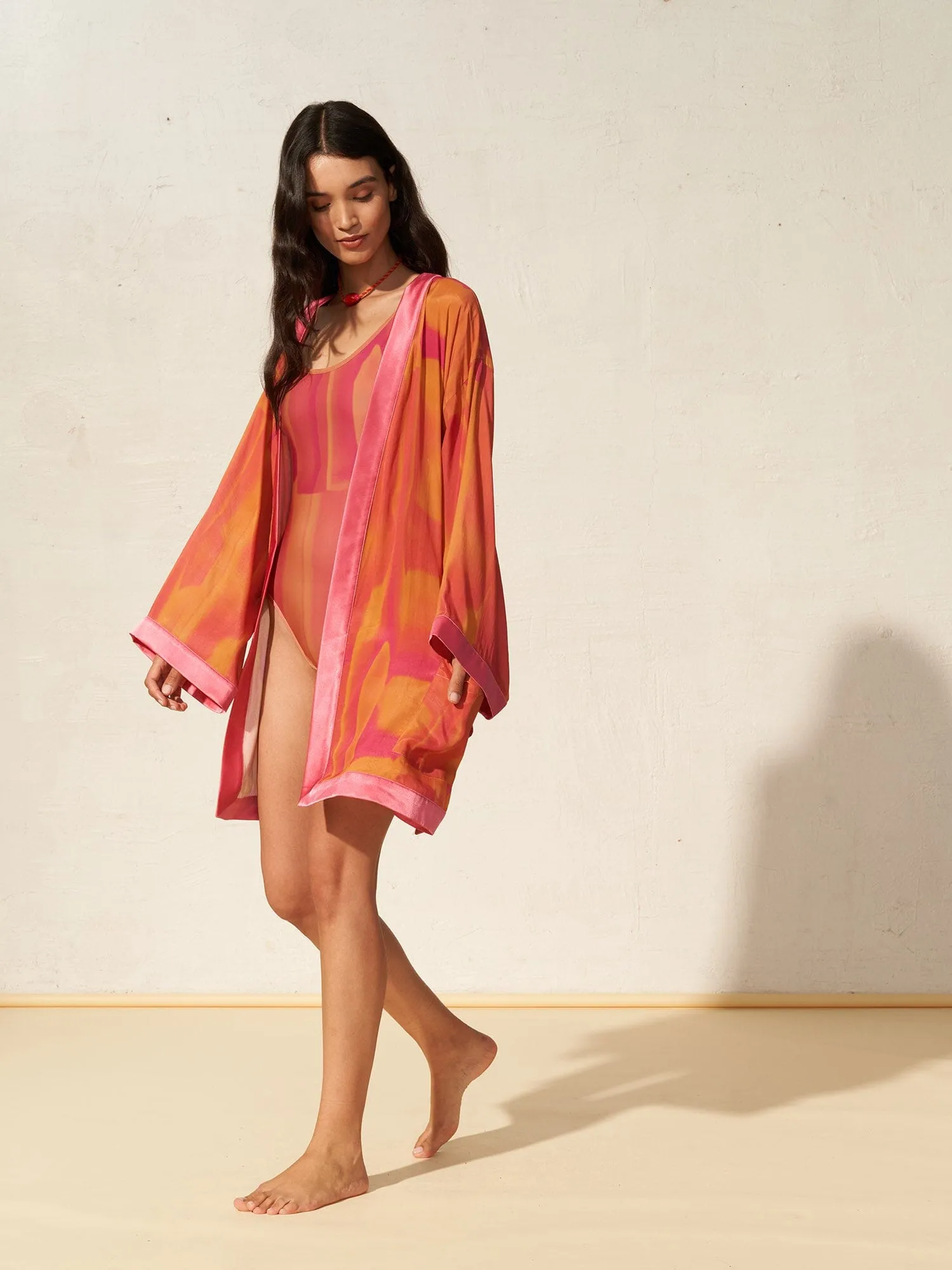 AEGLE - Kimono court ceinturé en crêpe de soie imprimé Tie & Dye Fuchsia