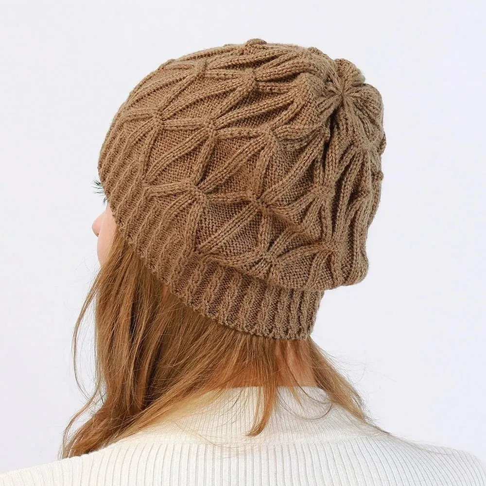 Bonnet en tricot torsadé pour femme : style classique et chic
