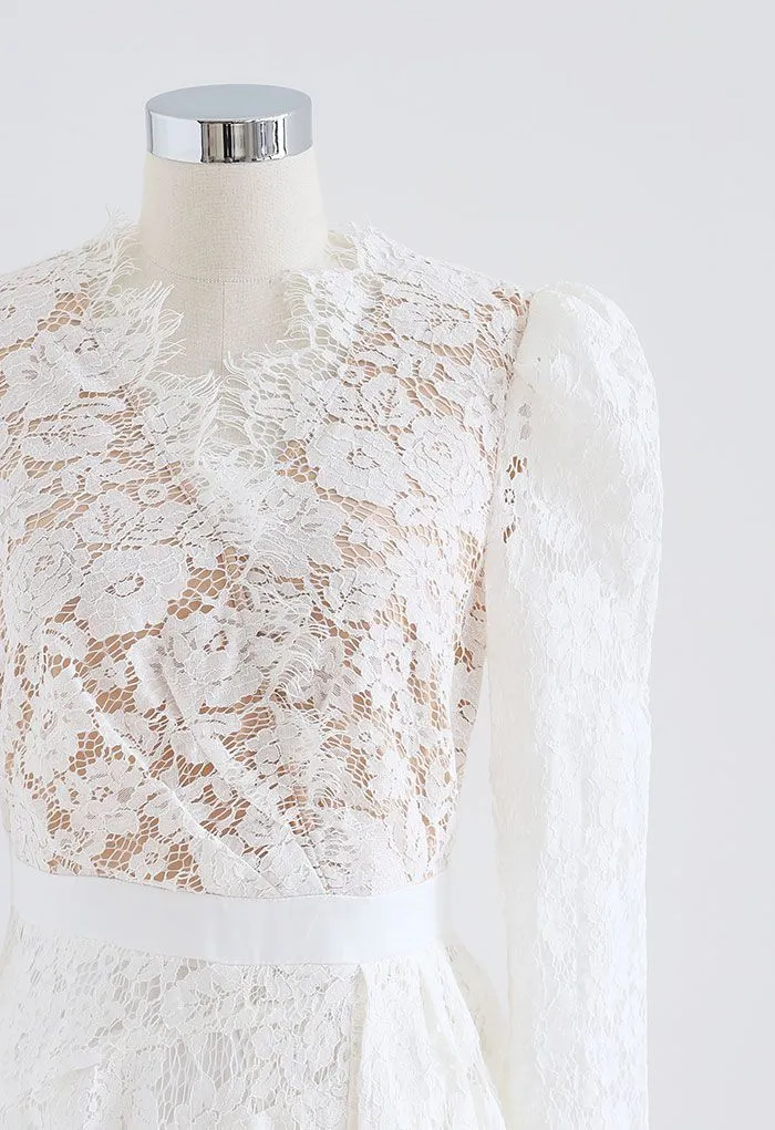 Robe blanche moulante fendue à manches bouffantes en dentelle