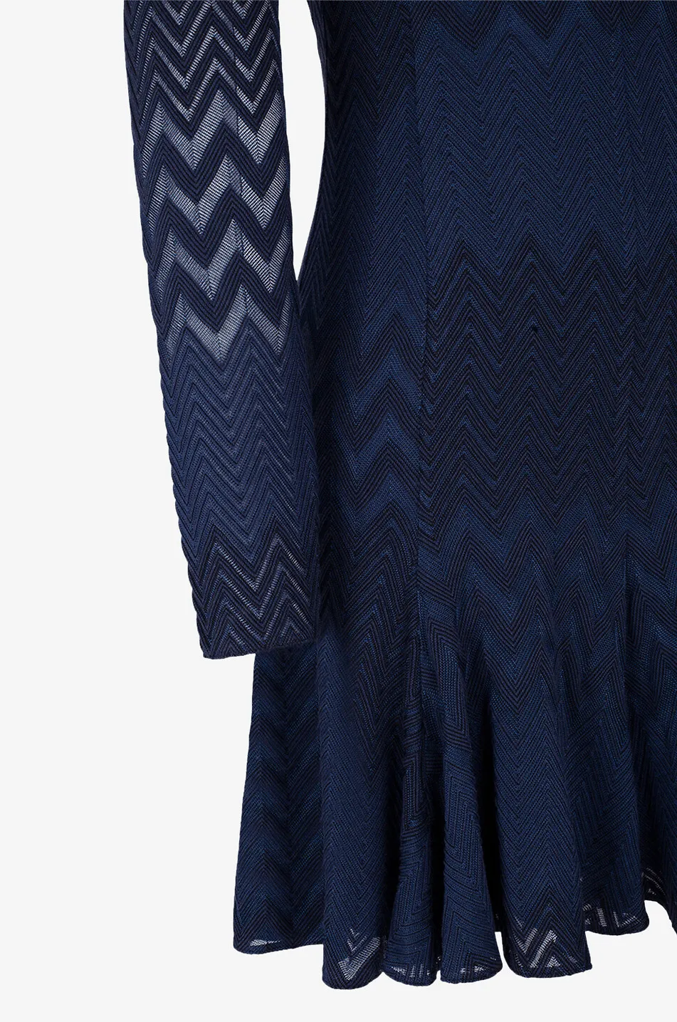 Robe courte cintrée en maille à chevrons