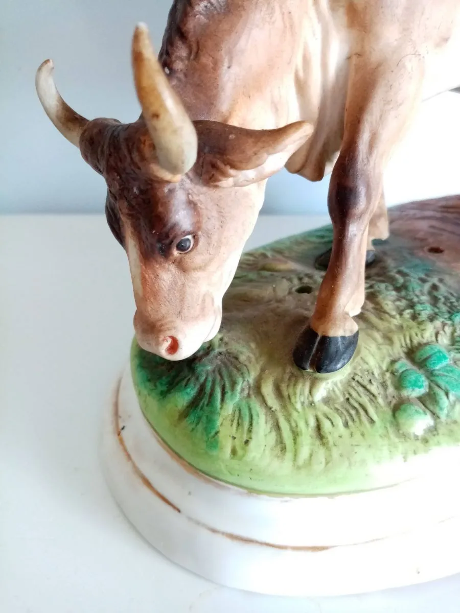 Statue ancienne, porcelaine, vache à l'enfant